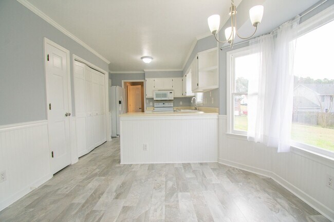 Building Photo - Available Soon! 3 Bedroom 2.5 Bathroom with Large Backyard and 2 Car Garage!