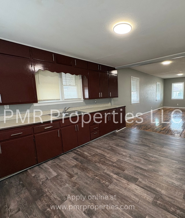 Building Photo - 2 Bethrooms / 1 Bathroom House