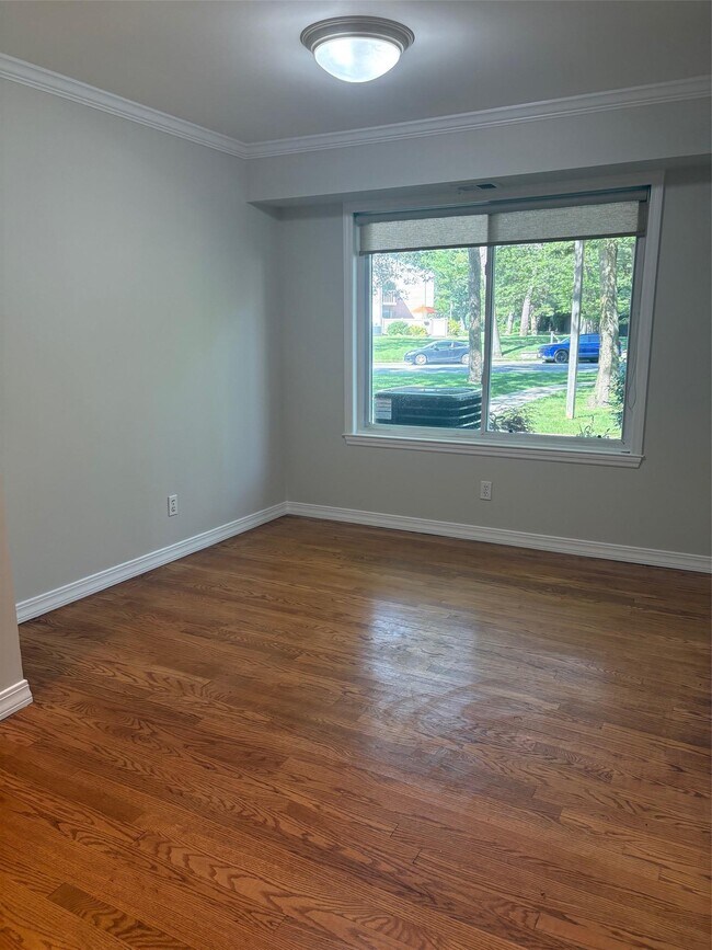Building Photo - 221 Springmeadow Dr