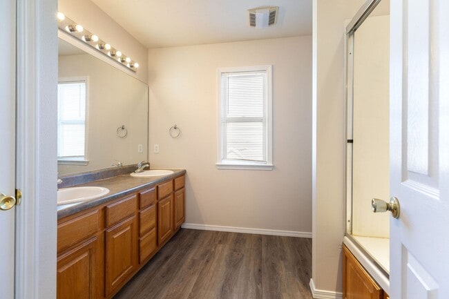 Building Photo - Single-Family Home in Black Oak Estates, Branson