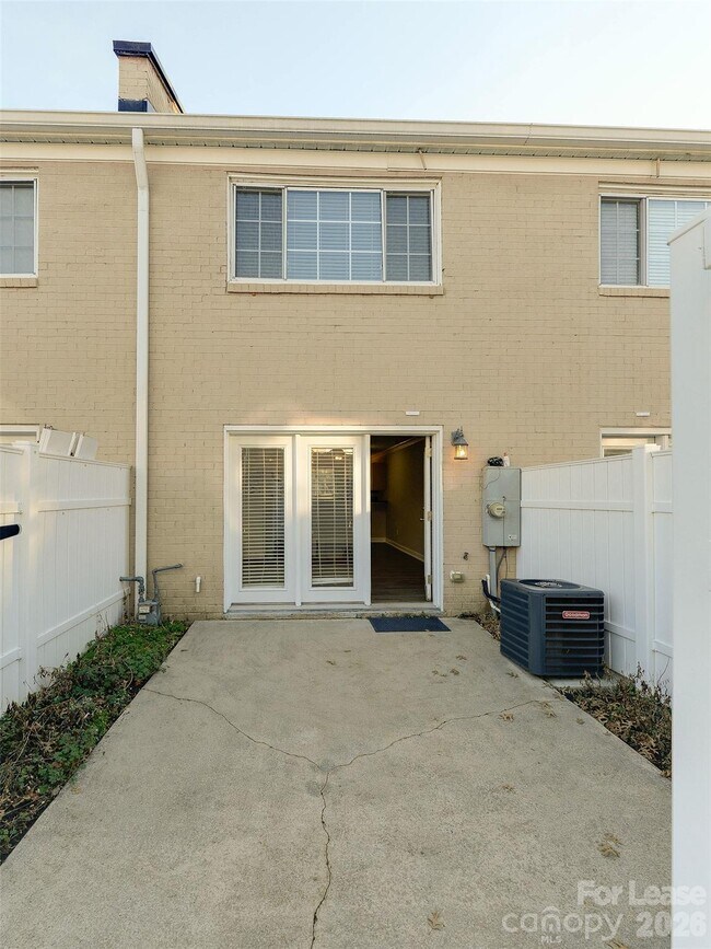 Building Photo - 1224 Green Oaks Ln