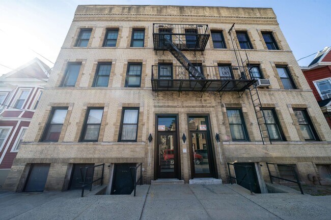 Building Photo - 25 Corbin Ave