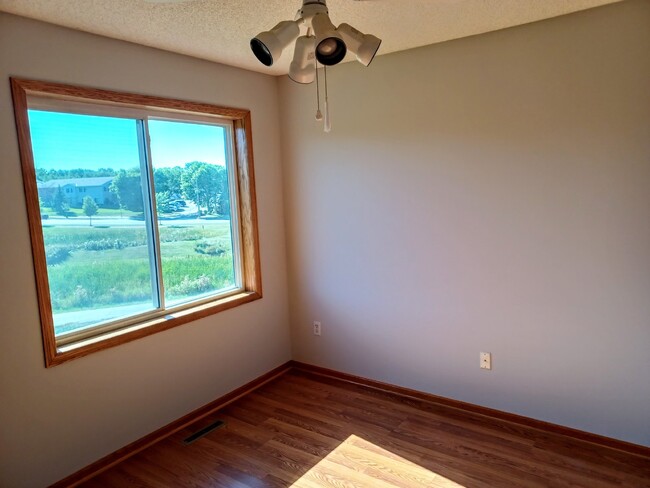 Building Photo - 2 Bedroom 2 Bath End Unit Townhouse - Shak...