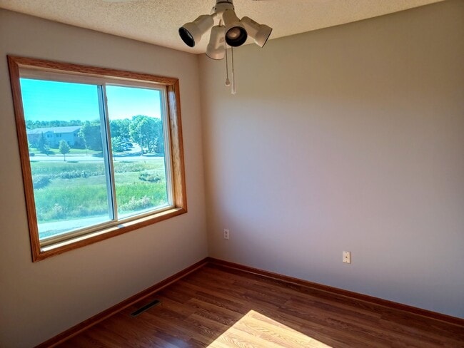 Building Photo - 2 Bedroom 2 Bath End Unit Townhouse - Shakopee
