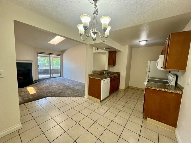 Building Photo - ** Move in Special ** 2 Bed 1 Bath Washer/...