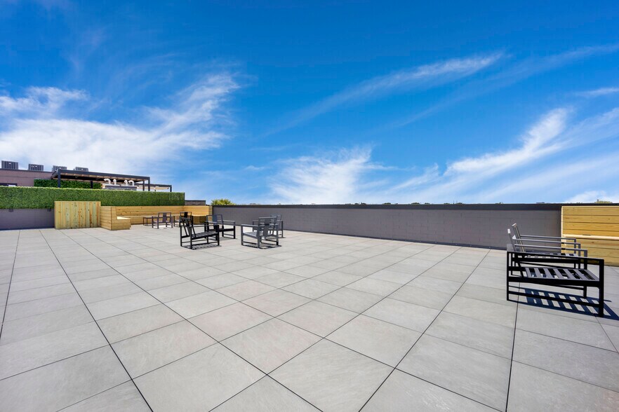 Building Photo - 4912 N Lincoln Ave