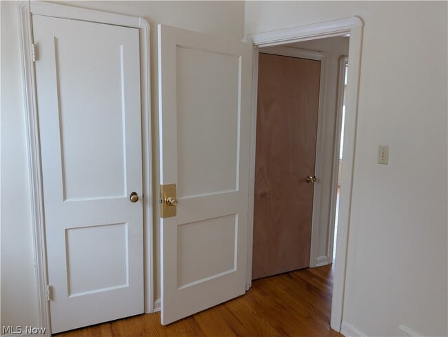 Building Photo - 637 E Wilbeth Rd