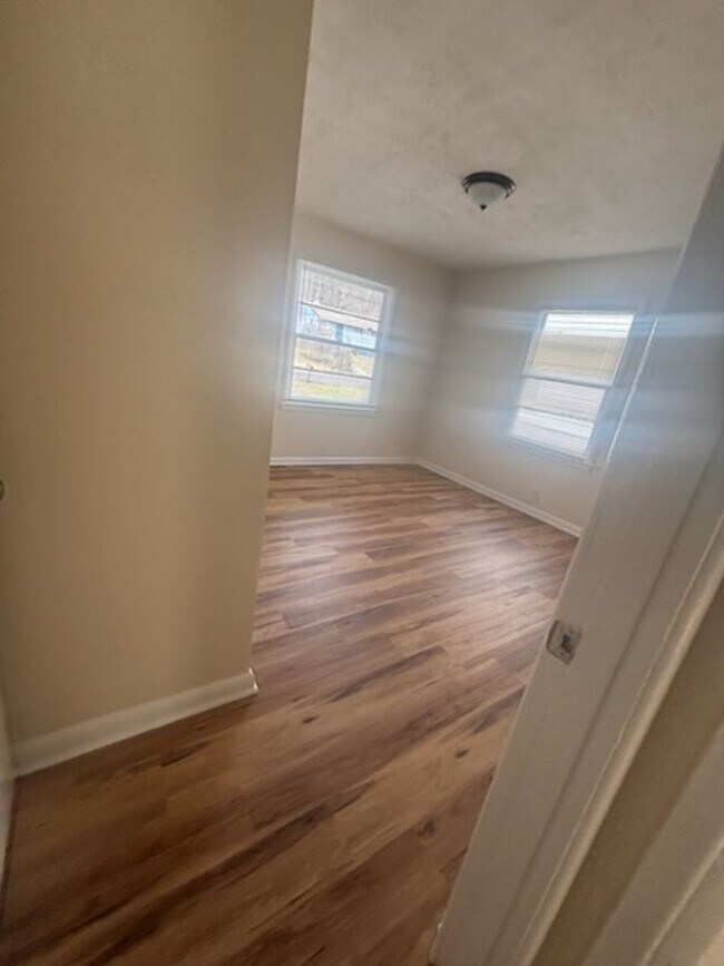 Building Photo - Knoxville 37915 - 2 bedroom 2 bath - call Howard Grower 865-705-0969