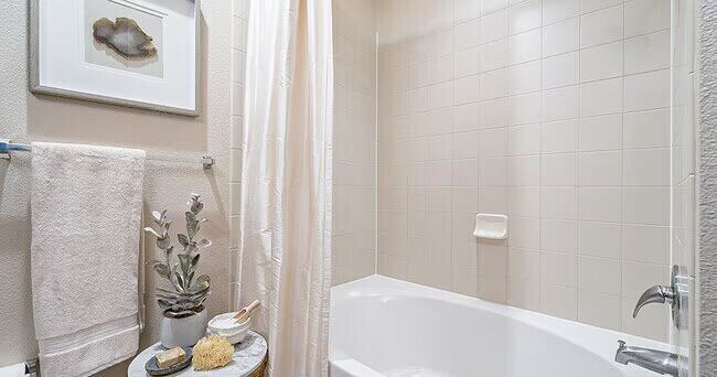 Building Photo - Stylish Comfort + 1 Month FREE!