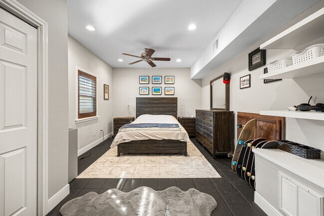 Building Photo - 202 E 7th St