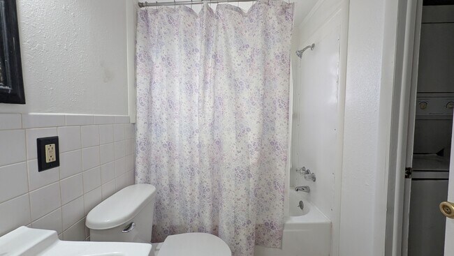 Building Photo - 317 1/2 W Dill