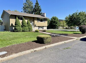 Building Photo - Versatile 4BR/2BA Split-Level South Hill H...