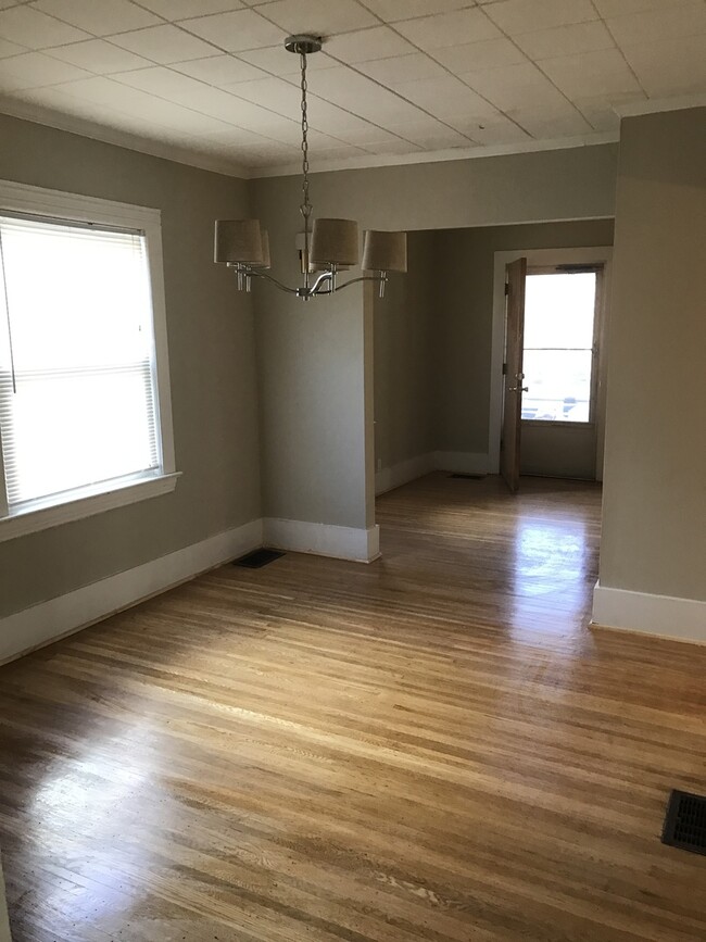 Building Photo - 3 Bedroom 1.5 Bath - North Winton Village ...