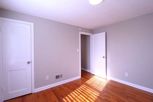 Building Photo - February FREE On This 2 Bedroom 1 Bath Duplex In The Waldo Area