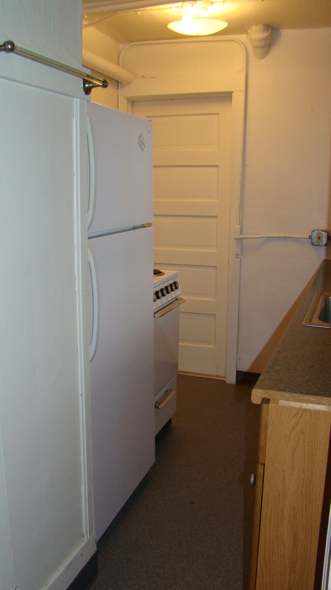 Building Photo - 300 NE Maple St