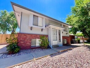 Building Photo - Great 2 bedroom 1 bathroom Duplex with att...