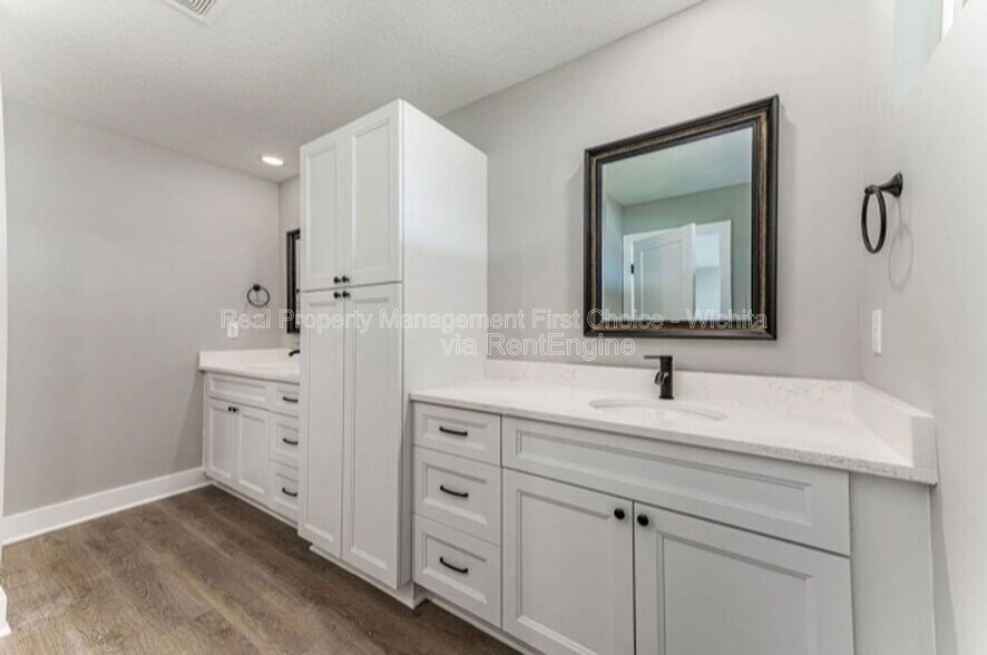 Building Photo - 1256 Main St