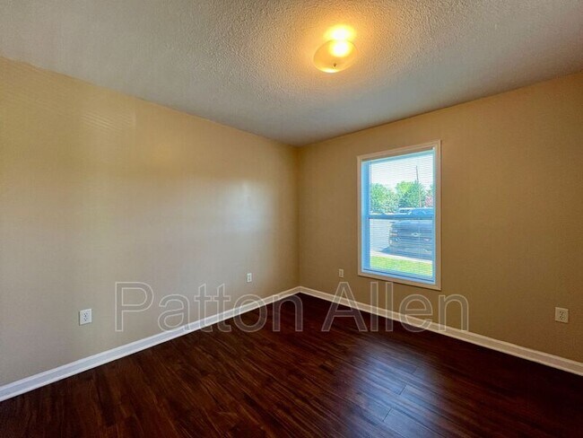 Building Photo - 8 Zell Ln