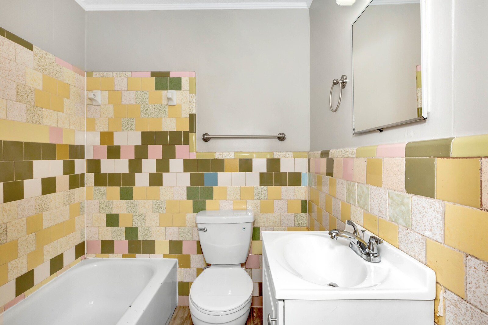 Building Photo - 512 Oshaughnessy Ave NE