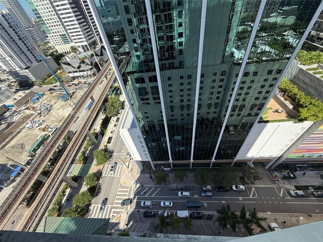 Building Photo - 999 SW 1st Ave