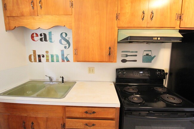 Building Photo - Adorable 1 Bed, 1 Bath Apartment in Bridge...