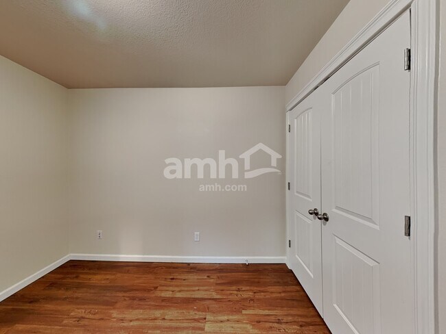 Building Photo - 1075 W Egret Dr