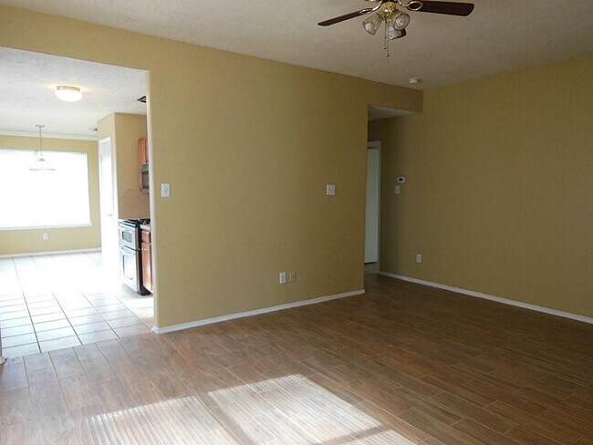 Building Photo - 1402 Sycamore Leaf Way