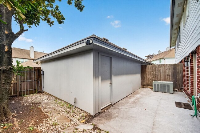 Building Photo - 1253 El Camino Village Dr