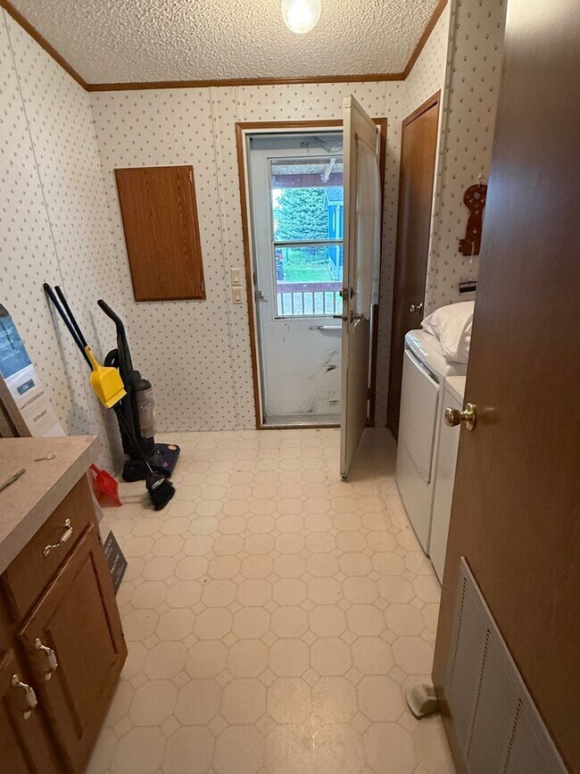 Building Photo - 3 Bedroom, 2 Bath Home for Rent