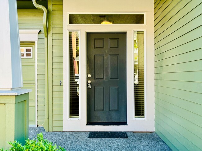 Building Photo - Amazing 3-Bedroom 2.5-Bathroom Townhouse i...