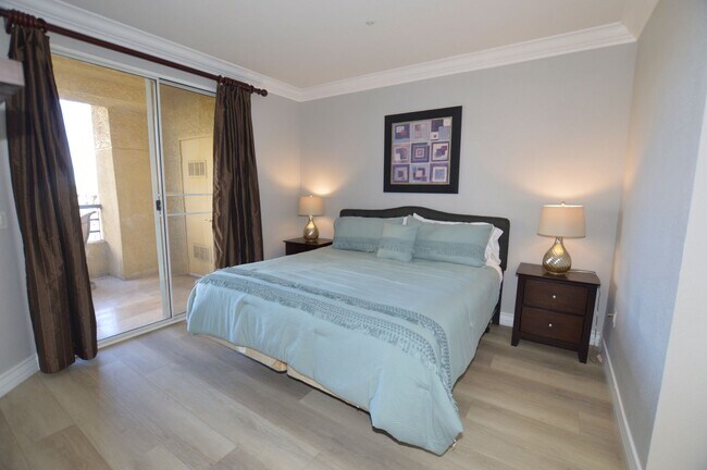 Building Photo - Meridian Furnished 2 Bd / 2 Ba Luxury Condo, Newly Renovated