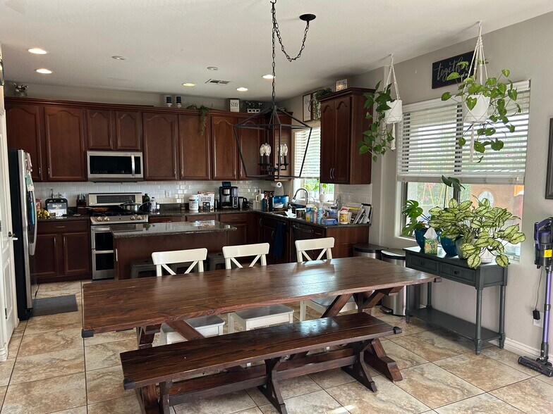 Building Photo - 4866 S Emery Cir