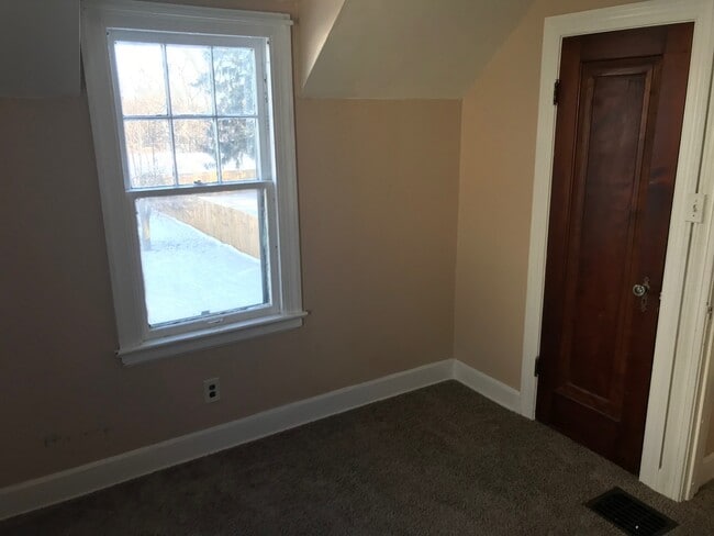 Building Photo - 323 Hillview Dr