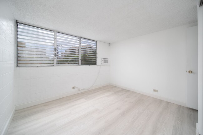 Building Photo - Upgraded Condo w/ Assigned Parking Near H1...
