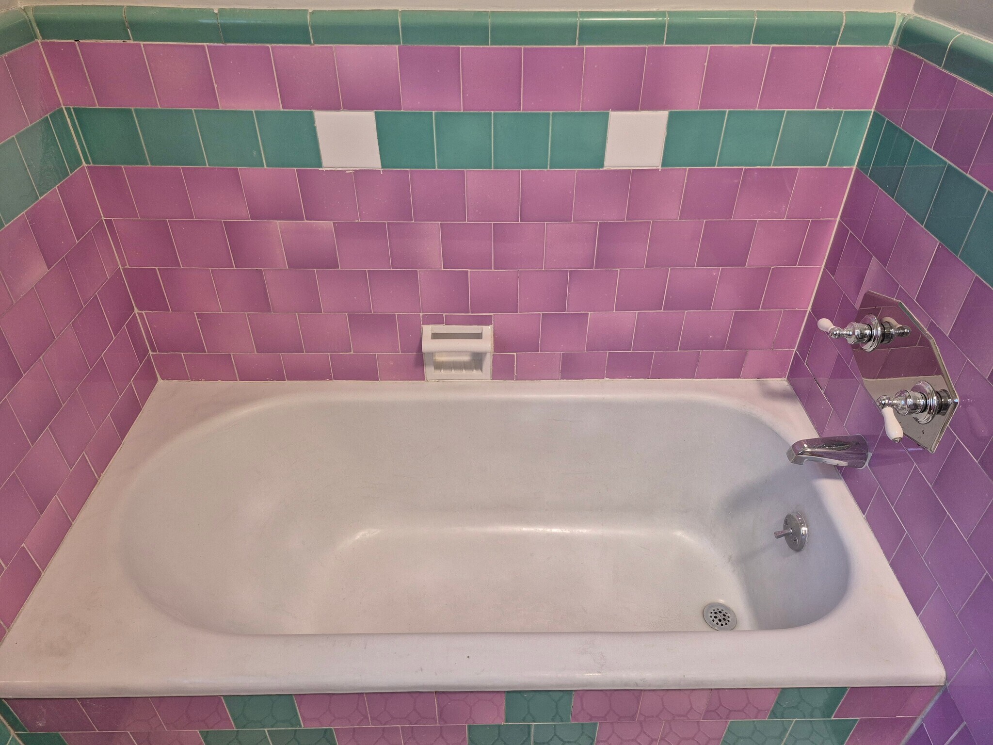 Tub - 861 N Alexandria Ave