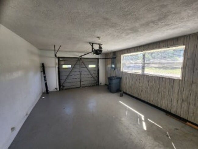 Building Photo - Beachside 3/2/1 Spacious Home