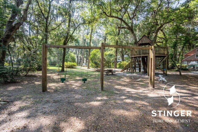 Building Photo - 14 Hayek St