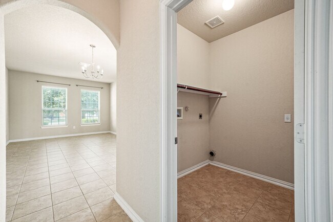 Building Photo - New Braunfels Beauty with plenty of SPACE!