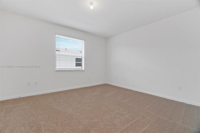 Building Photo - 449 NE 4th Ln
