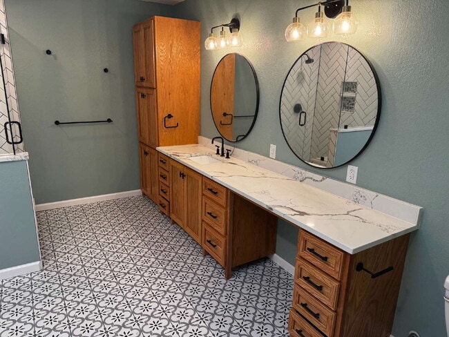 Building Photo - "Coastal Comfort Awaits: Spacious 4-Bed, 3...