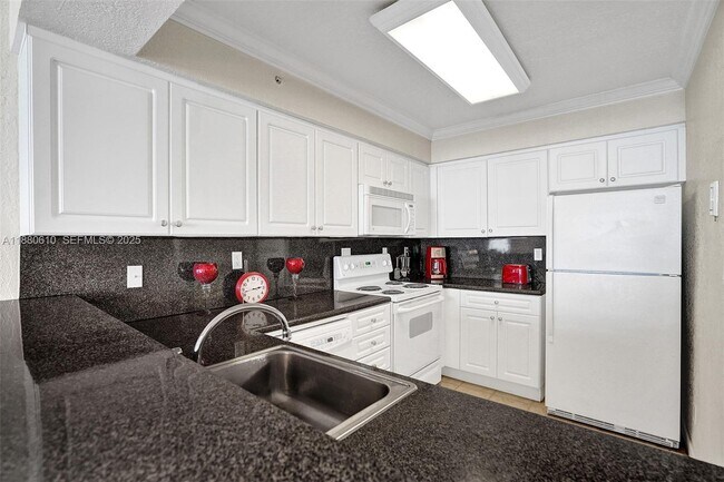 Building Photo - 2501 S Ocean Dr