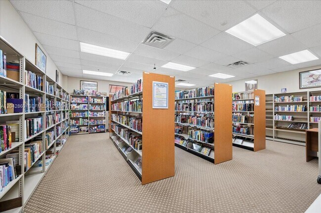 Building Photo - 800 S Hollybrook Dr