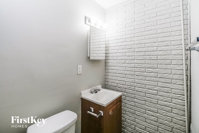 Building Photo - 3820 N Lawndale Ave