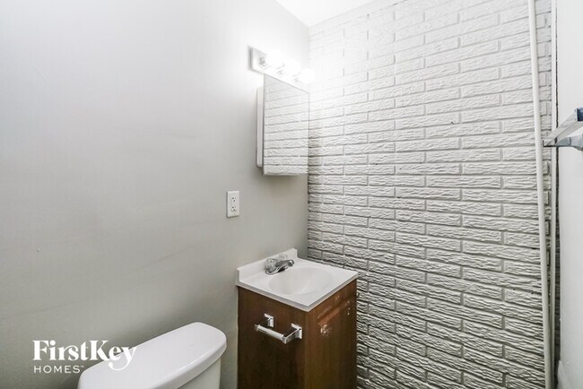 Building Photo - 3820 N Lawndale Ave