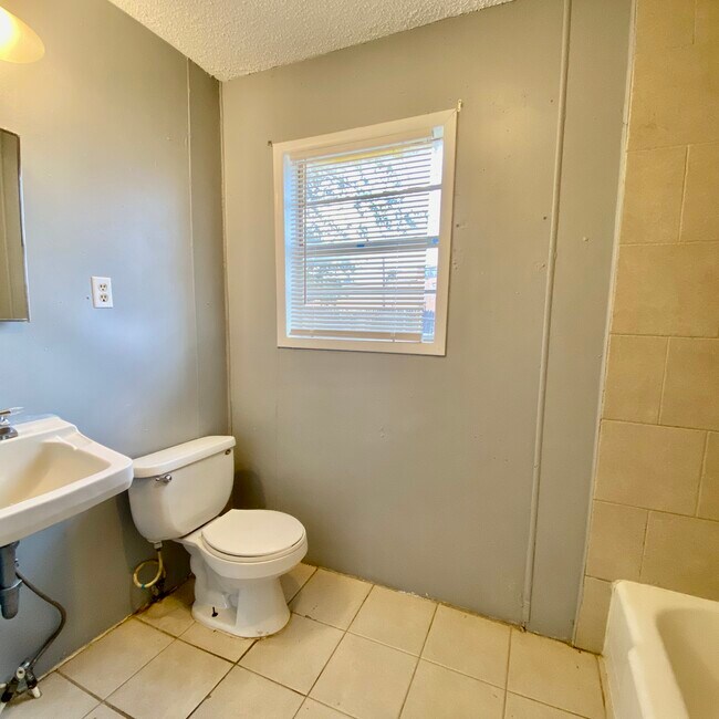 Building Photo - 2814 Grinnell St