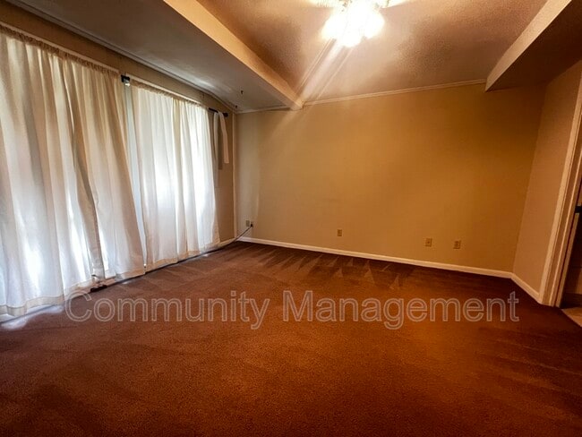 Building Photo - 2415 Rhododendron Ave