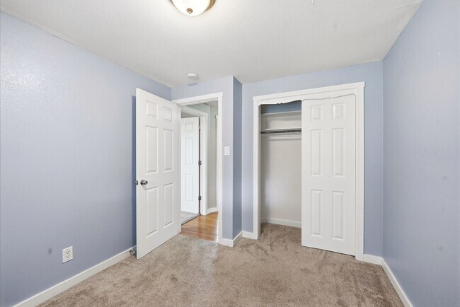 Building Photo - 5 bedroom, 3 1/2 bath, home with two master suites and 2 car garage.