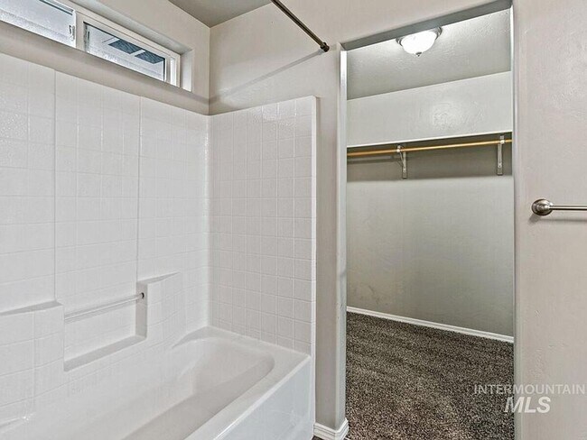 Building Photo - Immaculate/Charming Home in NW Meridian