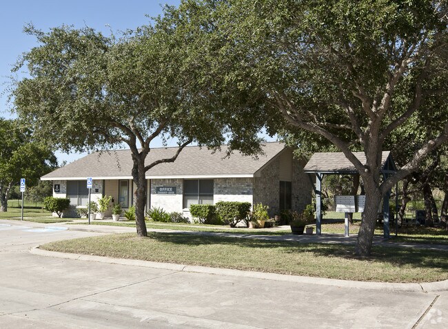 Building Photo - Linden Oaks Apartments