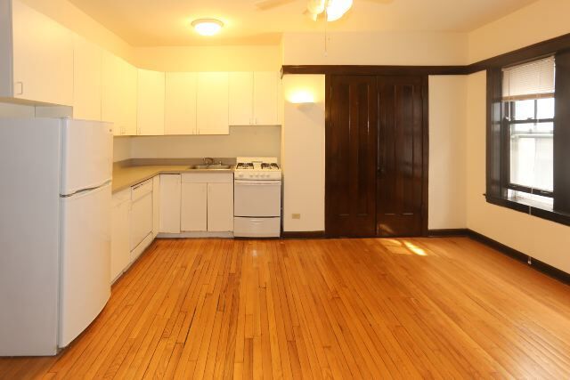 Building Photo - 821 W Waveland Ave